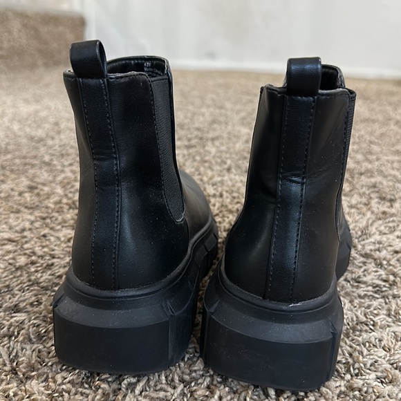 BP. Niya Lug Sole Chelsea Boot in Black - Picture 5 of 8